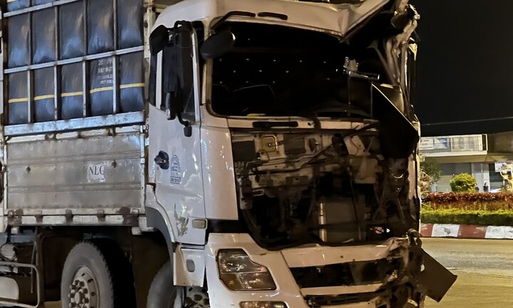 Hiện trường vụ va chạm giữa xe khách và xe tải, khiến 13 người bị thương