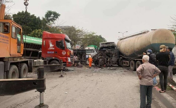 Nữ tài xế đánh lái vào vỉa hè, tránh tai nạn liên hoàn, may mắn thoát chết 