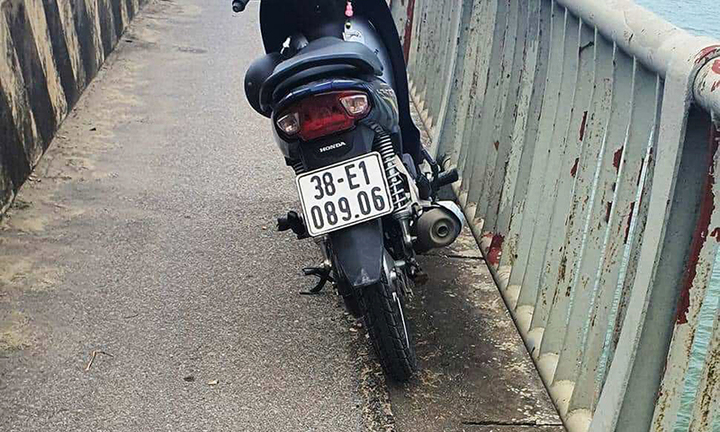 Người phụ nữ bỏ lại xe máy cùng 