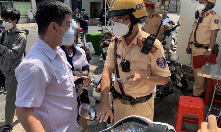 TP.HCM: Giao xe máy trên 50cm3 cho con đi học, nhiều phụ huynh bị xử phạt 