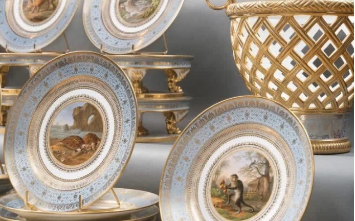 Cận cảnh bộ bát đĩa tráng miệng dát vàng được đem đi đấu giá của Nữ Hoàng Elizabeth II