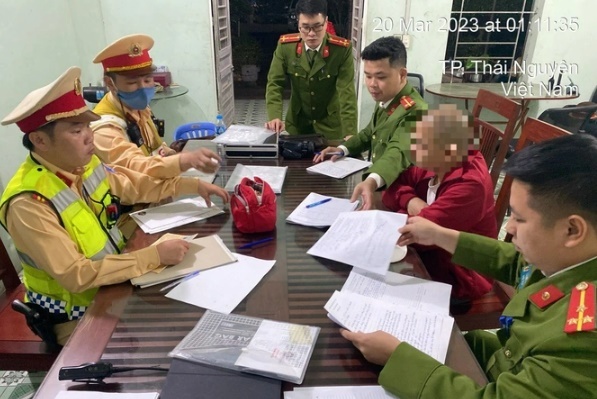 Ô tô khách hết đăng kiểm, lái xe mua tem kiểm định giả giá 1,5 triệu 