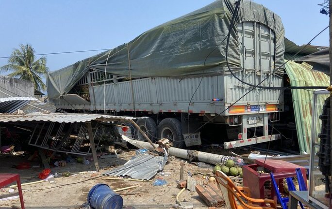 Hiện trường vụ xe tải lao vào quán cà phê, tông sập nhà dân khiến nhiều người bị thương