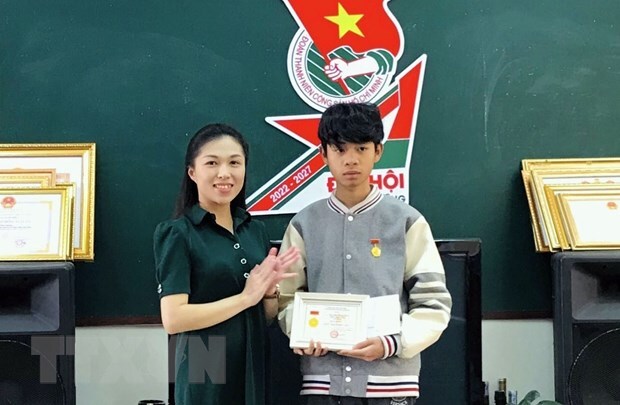 Trao huy hiệu
