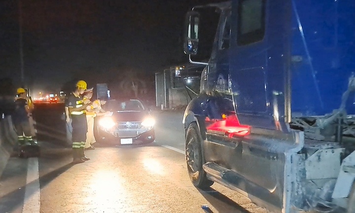 Tin tức tai nạn giao thông mới nhất ngày 26/3: Ôtô 7 chỗ bị xe đầu kéo đẩy trượt hơn 5m trên đường dẫn cao tốc