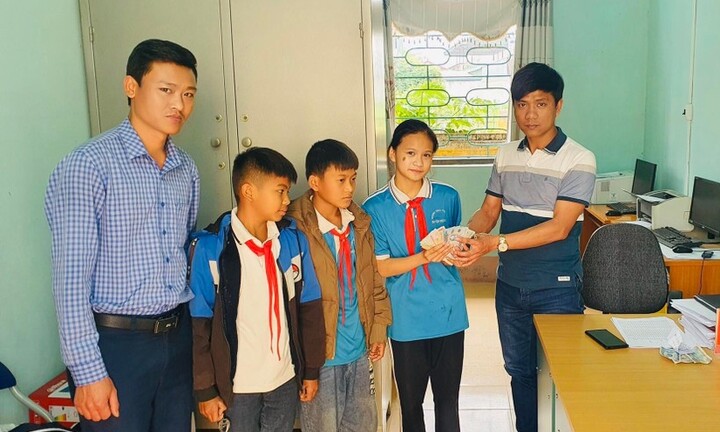 Tin thời sự mới nóng nhất 28/3: Ba học sinh ở Điện Biên nhặt được ví tiền tìm người đánh rơi