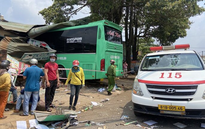 Vụ xe giường nằm lao thẳng nhà dân ở Gia Lai: 2 người chết, nhiều người bị thương nặng