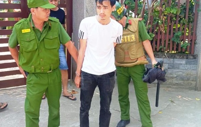 Vợ đang làm việc ở cửa hàng tiện lợi, chồng cũ cầm dao xông vào sát hại 