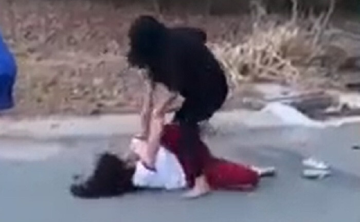 Bình Dương: Xuất hiện clip nghi nữ sinh đánh nhau ở bãi đất trống