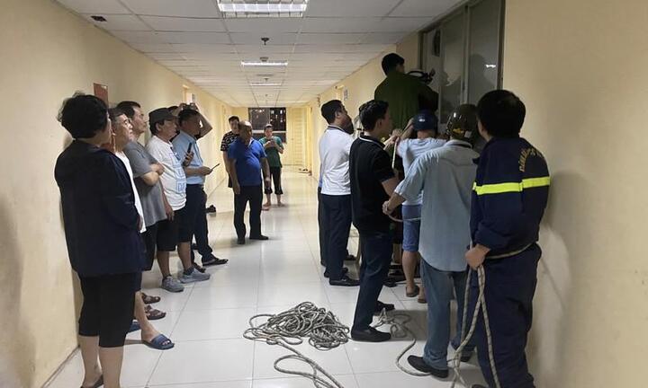 Hà Nội: Giải cứu học sinh lớp 8 gặp nguy hiểm ở tầng 20 chung cư