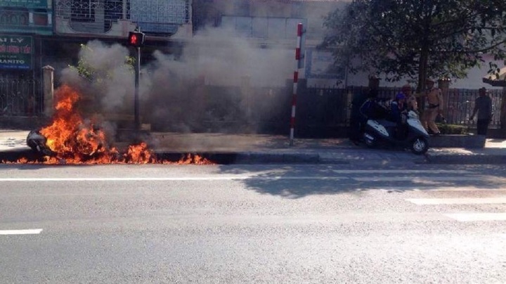 Vi phạm giao thông, đốt xe máy của chính mình, có bị phạt không?