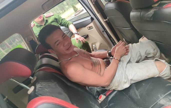 Khởi tố đối tượng say rượu, cầm kéo đe dọa giết công an 