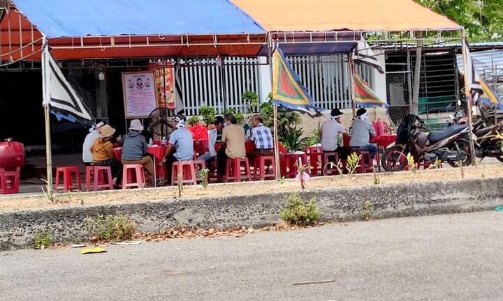 Nghi án người đàn ông tử vong do trúng đạn lạc khi ngồi trước hiên nhà