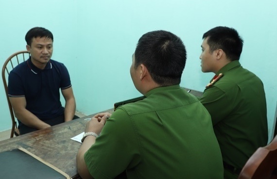 Khởi tố người đàn ông đấm công an rồi lên ô tô bỏ chạy