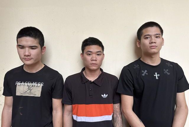 Nghi bạn gái bị dụ dỗ làm nhân viên quán hát, nam thanh niên rủ bạn đi bắt người