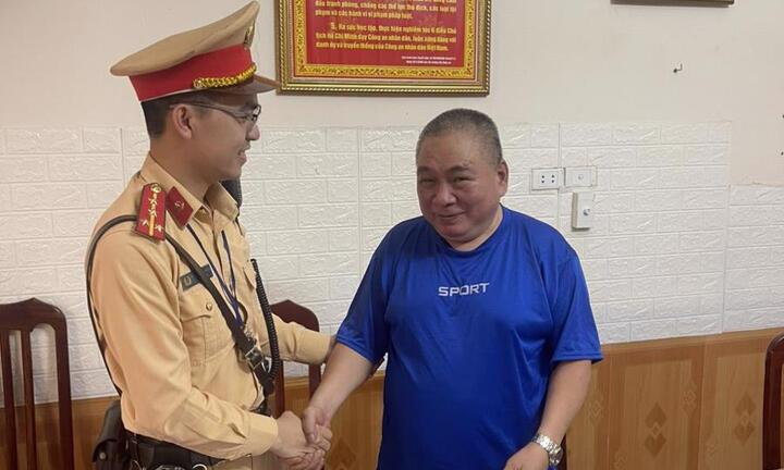 Đại úy CSGT nhặt được túi xách có tài sản giá trị, trả lại cho người đánh rơi