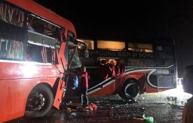 Hai xe khách va chạm trên cao tốc Nội Bài - Lào Cai, 18 người nhập viện  