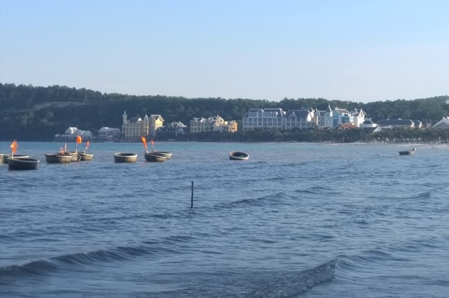 Vợ bị đuối nước khi tắm biển Phú Quốc, chồng bơi ra cứu thì tử vong 