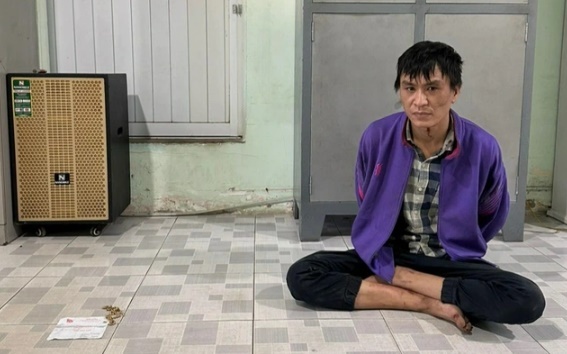 Tên cướp giật dây chuyền vàng của người đi đường bị khống chế, bắt tại chỗ 