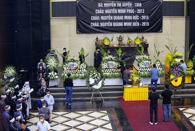 Vụ 4 bà cháu tử vong trong vụ cháy ở Hà Nội: Xót lòng cảnh người mẹ tiễn biệt các con