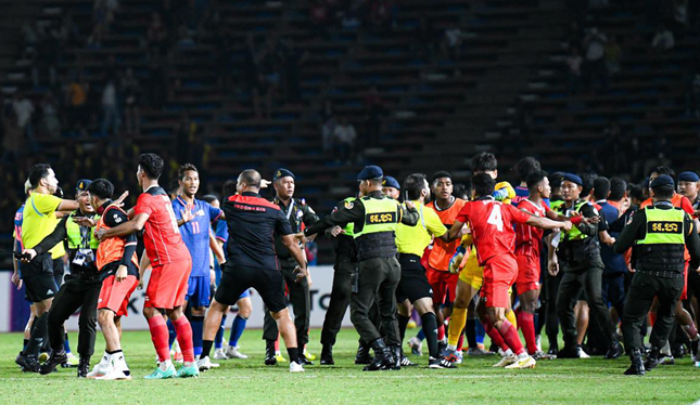 Cầu thủ Thái Lan và Indonesia lao vào nhau ẩu đả ở chung kết bóng đá SEA Games 32
