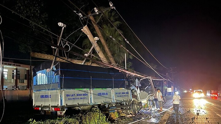 Đồng Nai: Xe tải tông gãy 2 trụ điện trung thế, hơn 8.600 hộ dân mất điện