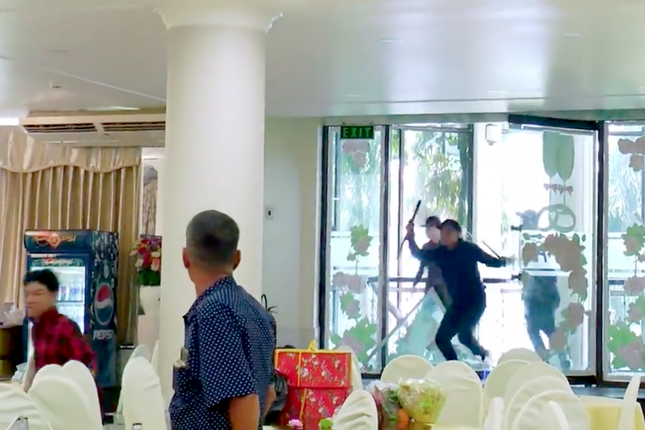 TP.HCM: Hai nhóm côn đồ đánh nhau tại tiệc cưới, cô dâu chú rể sợ hãi tháo chạy