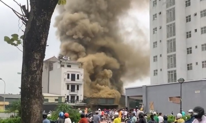 Hà Nội: Sau tiếng nổ lớn, nhà kho ở Đền Lừ bốc cháy dữ dội