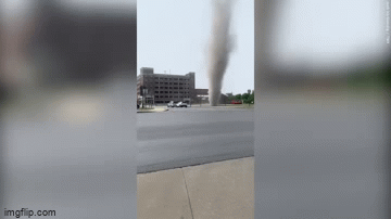 Video: Sửng sốt trước cảnh lốc xoáy bất ngờ xuất hiện giữa phố