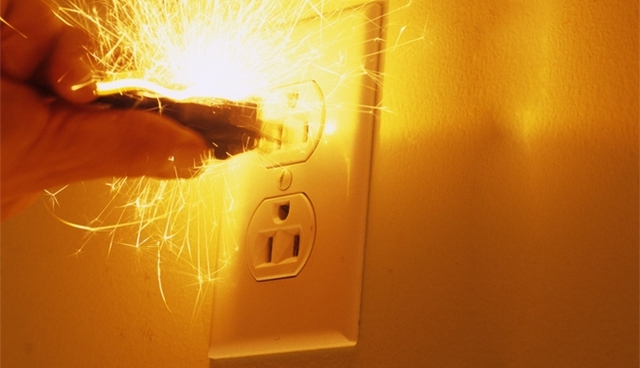 Nghệ An: Bé trai 8 tuổi cắm bút hỏng vào ổ điện, tử vong thương tâm