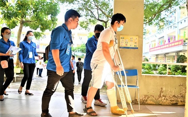 Thi vào lớp 10 ở Hà Nội: Hỗ trợ thí sinh không may bị gãy tay, gãy chân