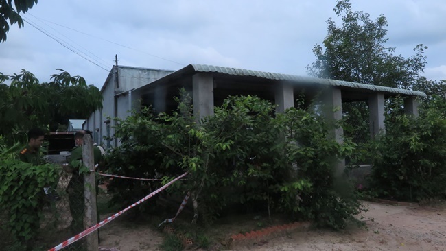 Con tá hỏa phát hiện bố tử vong trong tư thế treo cổ, mẹ bất động trên giường 