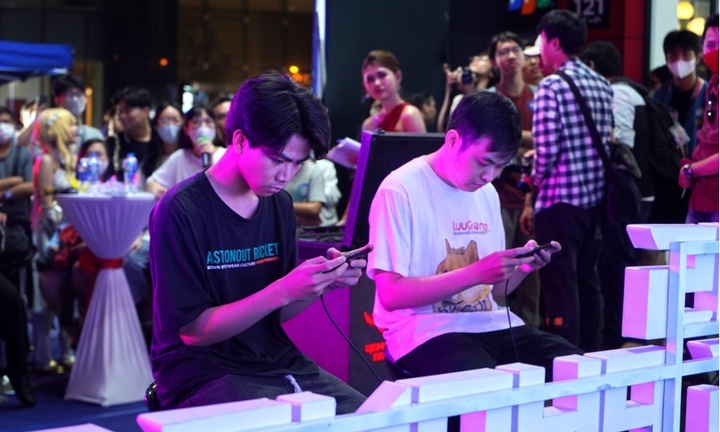 Streamer BroX khuấy động sự kiện mở bán sớm điện thoại Asus ROG Phone 7 tại FPT Shop