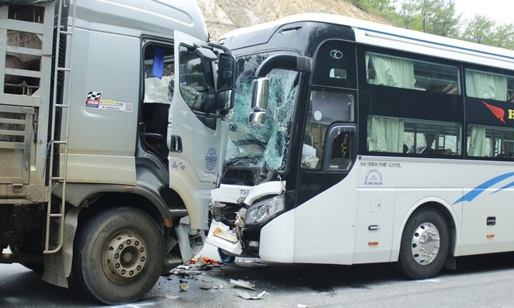 Ô tô tải đâm trực diện xe khách, 4 người bị thương 