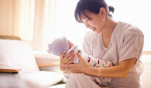 Từ 1/7 lương cơ sở tăng, lao động nữ sinh con được hưởng nhiều quyền lợi 