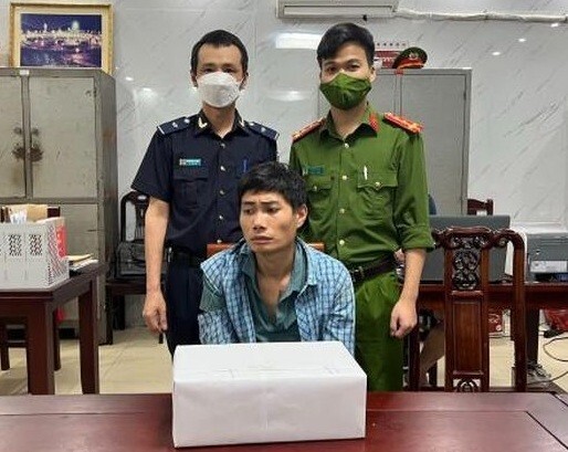 Bắt đối tượng vận chuyển trái phép 9.000 viên ma túy tổng hợp