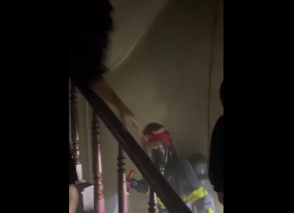 Giải cứu 5 người thoát khỏi đám cháy nhà ở Hà Nội 