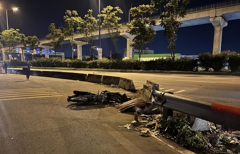 TP.HCM: Đôi nam nữ đi xe máy trượt dài 15m, tông vào dải phân cách