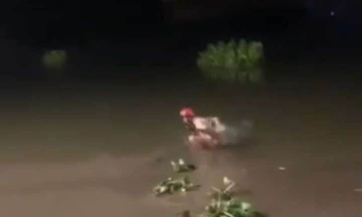 Hai thanh niên dũng cảm lao xuống sông cứu mẹ con người nước ngoài bị đuối nước