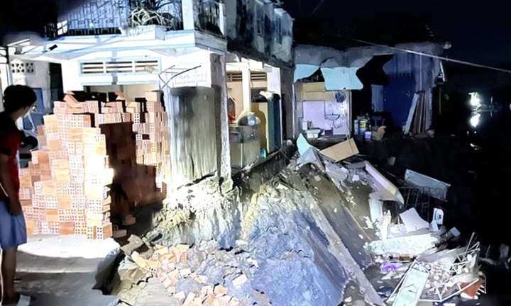 Tin thời sự mới nóng nhất 22/6: Sạt lở trong đêm, 3 căn nhà ở Sóc Trăng chìm xuống sông