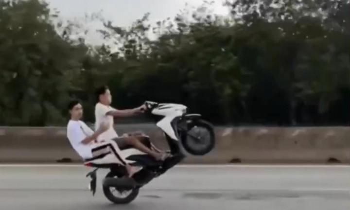 Xử lý nhóm thanh niên bốc đầu xe máy, quay clip tung lên mạng