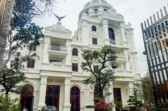 Nữ đại gia Phú Thọ chi 200 tỷ đồng xây lâu đài trắng, sắm nội thất siêu sang trọng 