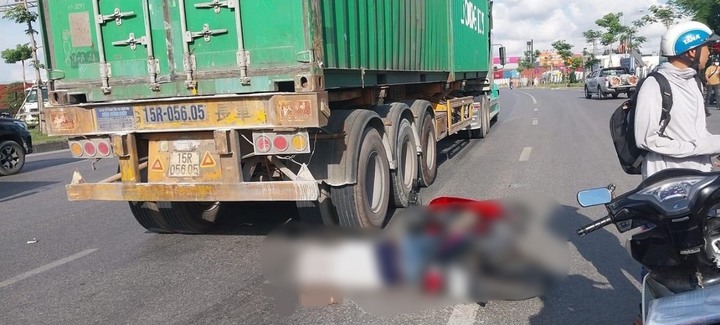 Va chạm liên hoàn với ô tô tải và xe đầu kéo, người đàn ông đi xe máy tử vong