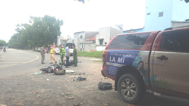 TP.HCM: Ô tô bán tải va chạm 2 xe máy, 2 người thương vong 