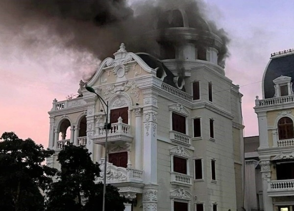 Biệt thự sang trọng ở Hòa Bình bốc cháy, điều động cả xe phun bê tông cứu hỏa