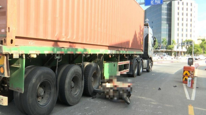 Va chạm với xe đầu kéo, 2 vợ chồng tử vong thương tâm 