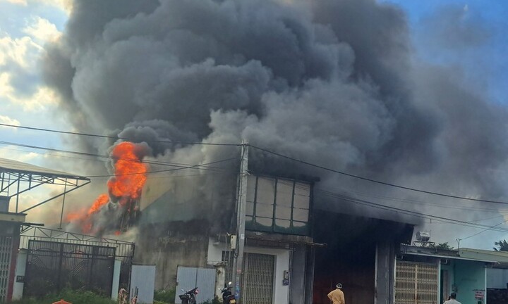 Hiện trường vụ cháy lớn thiêu rụi kho hàng và 2 nhà dân ở Pleiku