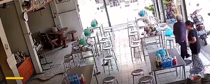Video: Trăn  "khủng " xuất hiện ở quán ăn, thực khách bỏ chạy tán loạn 