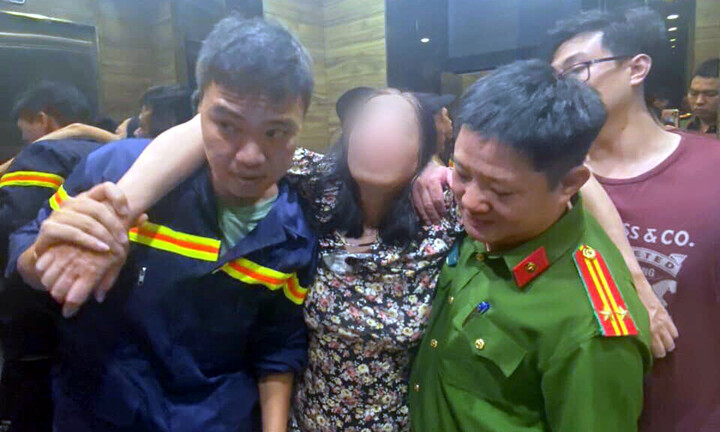 Hà Nội: Kịp thời giải cứu người phụ nữ định nhảy từ tầng 11 tự tử