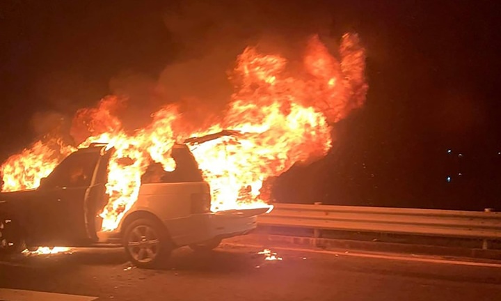 Xe Range Rover bốc cháy dữ dội trên cao tốc, tài xế thoát nạn